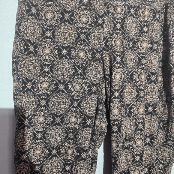 **3/20 torrid black and brown graphic leggings plus size 2 - Picture 3 of 4